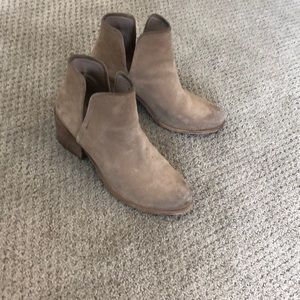Hinge boots
